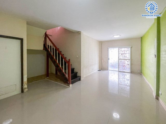 ทาวน์เฮ้าส์มือสองนนทบุรี ม.ไลโอ วงแหวน-ปิ่นเกล้า #หลังมุม เนื้อที่ 17.2 ตร.ว. ฟังก์ชัน 3 ห้องนอน 2 ห้องน้ำ 1 ที่จอดรถ ทำเลดี เชื่อมต่อถ.กาญจนาภิเษก ถ.รัตนาธิเบศร์ ใกล้เซ็นทรัลเวสต์เกต และรถไฟฟ้าสายสีม่วง "สถานีตลาดบางใหญ่" ในราคาถูก!...